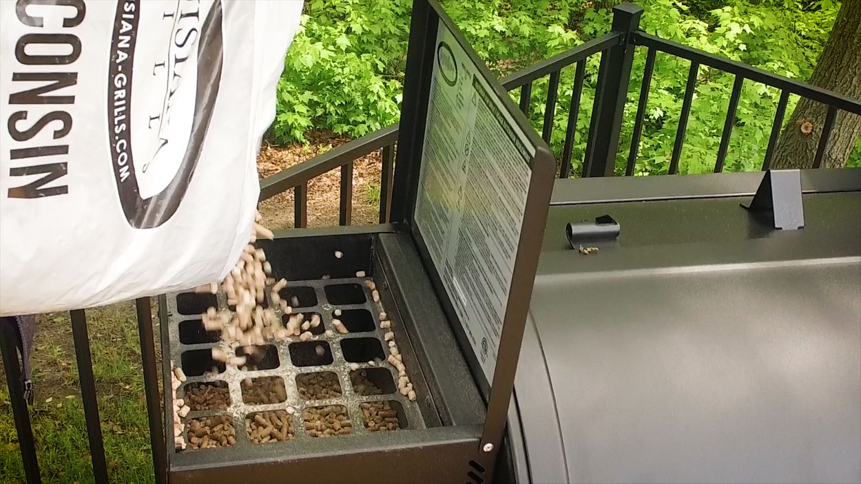 Louisiana Grills LG900 Pellet Grill with Flame Broiler —