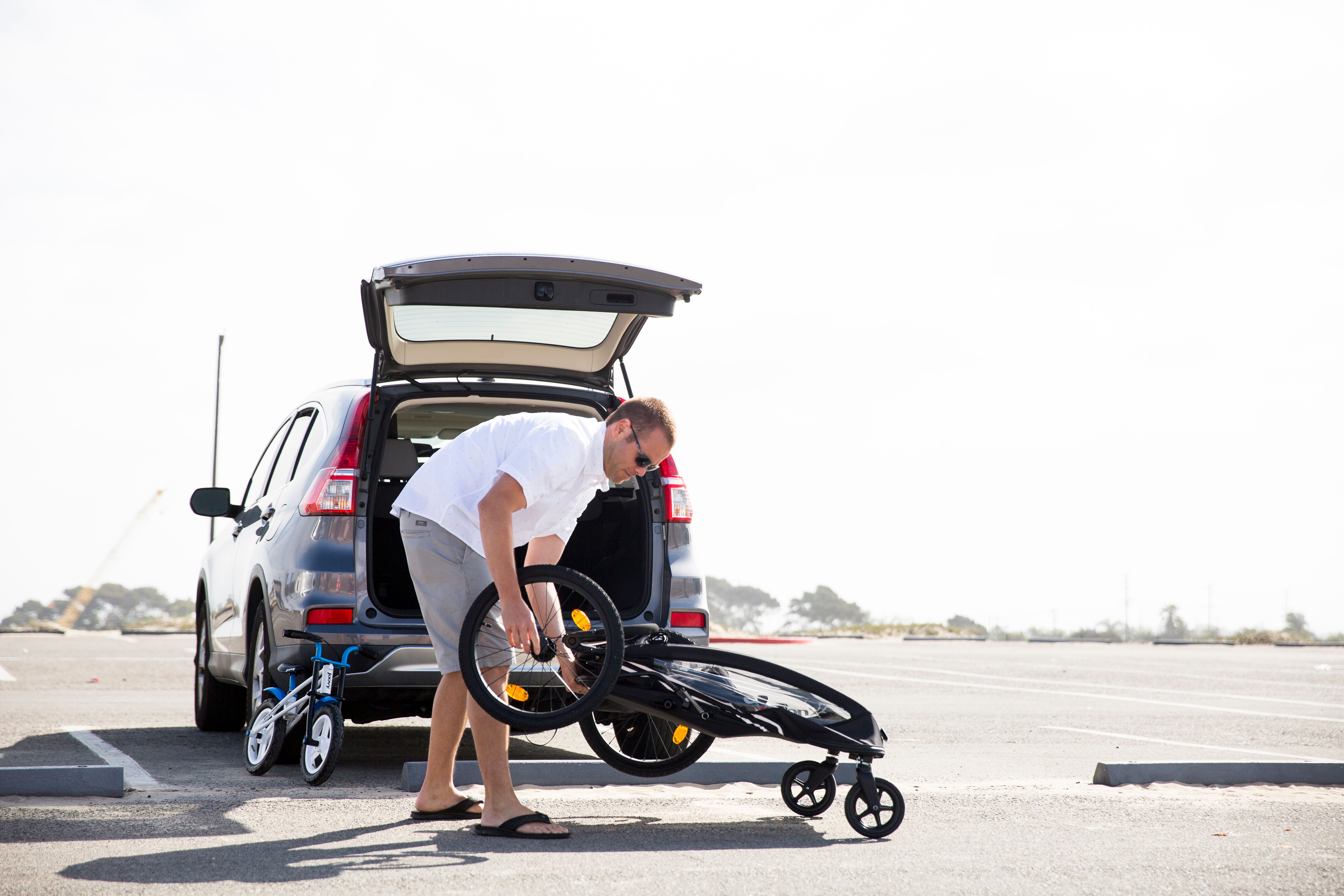 Man folding CocoonX2 to place in his car